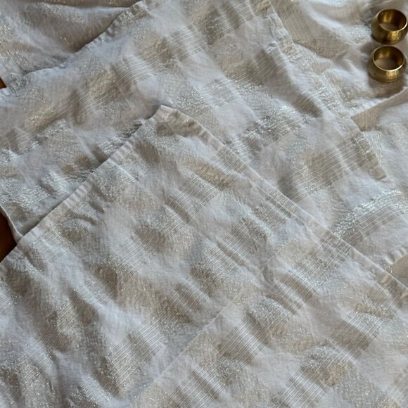 Tahari Home White & Gold Metallic Stripe Table Linens Set 8 Gold Napkin Rings - Picture 2 of 9